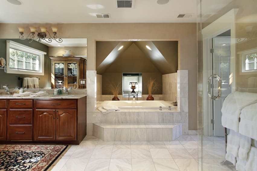 В просторной ванной комнате используется высококачественная мраморная напольная плитка.