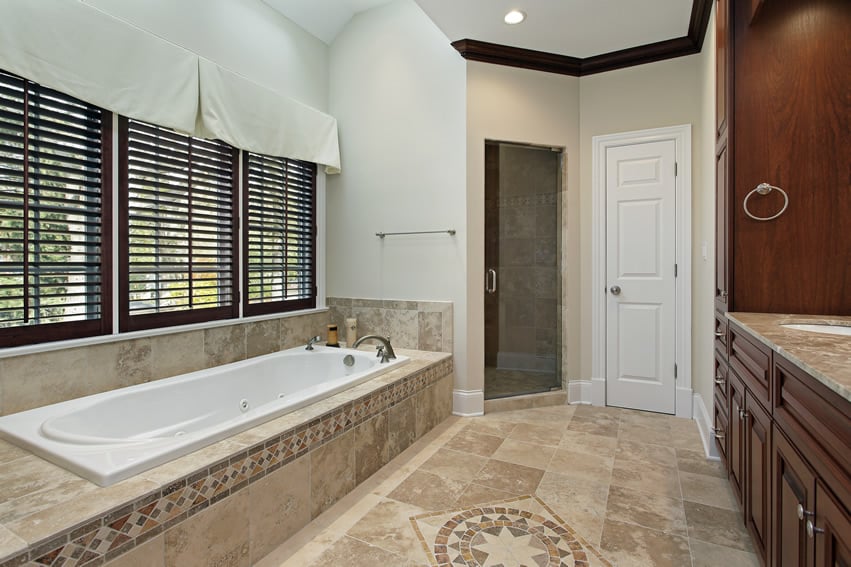 Ванная комната с плиткой из натурального камня с акцентным дизайном плитки