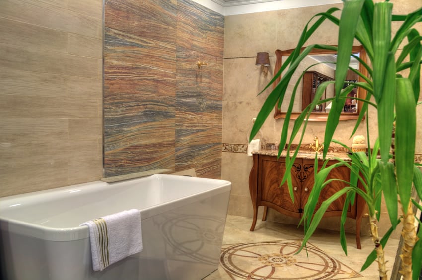 Небольшая роскошная ванная комната с полированными стенами из натурального травертина и полами из полированного гранита с уникальным дизайном
