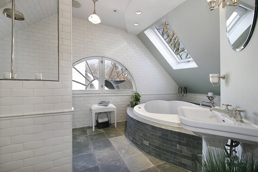 В простом дизайне ванной комнаты для пола используется сланцевая плитка 30x60 в сочетании с сланцевой плиткой размером с кирпич.