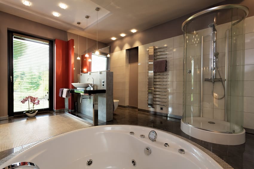 В современном дизайне ванной комнаты используются современные цветовые сочетания, планировка и материалы.