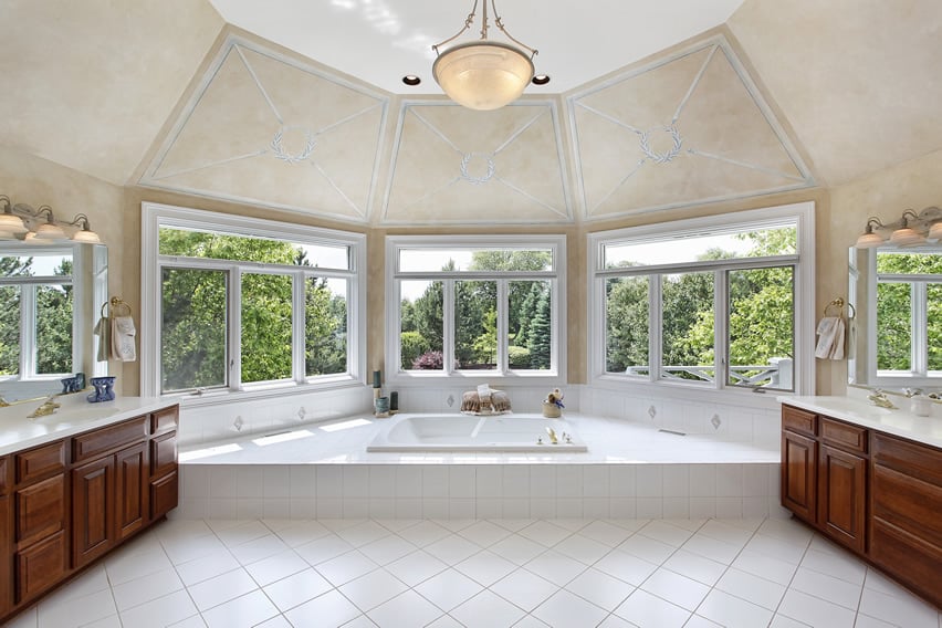 Дизайн просторной ванной комнаты с использованием белой керамической плитки 30x30 в диагональной раскладке