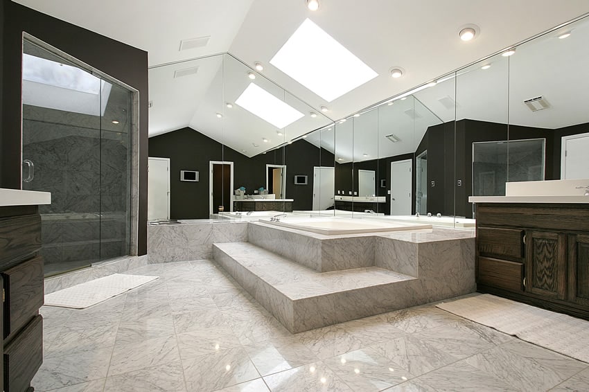 Современный дизайн ванной комнаты отличается большим пространством и высоким потолком с мансардным окном.