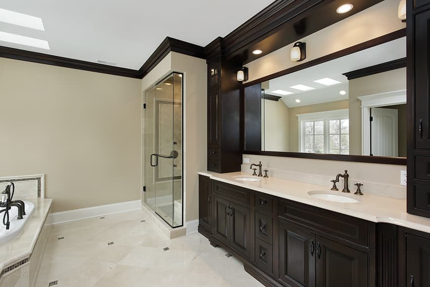 В главной ванной комнате используется керамическая плитка с отделкой из белого камня с акцентами темно-коричневой мозаичной плитки.