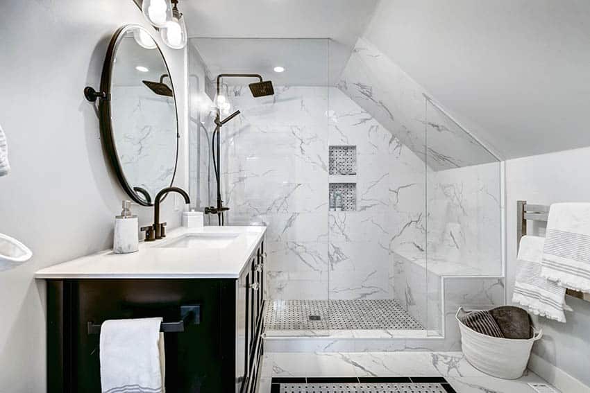 Мансардная ванная комната с душевой кабиной из искусственного мрамора