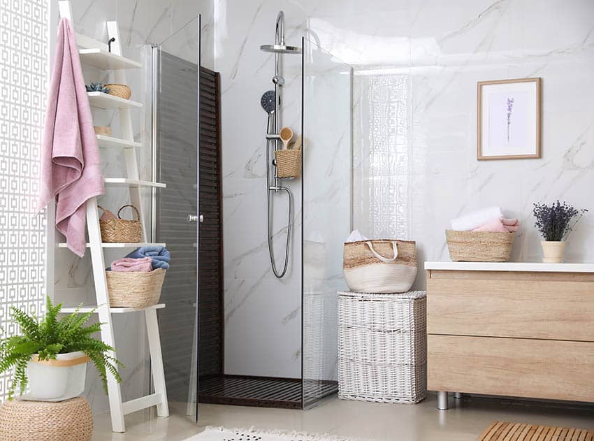 Небольшая ванная комната с душевой кабиной и стенами из искусственного мрамора