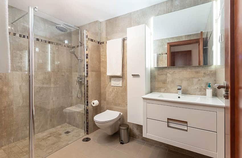 Ванная комната с душевой кабиной из бежевого искусственного мрамора