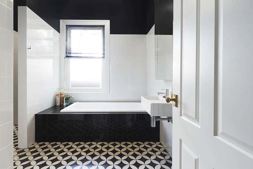 Ванная комната с черно-белой виниловой ванной в нише
