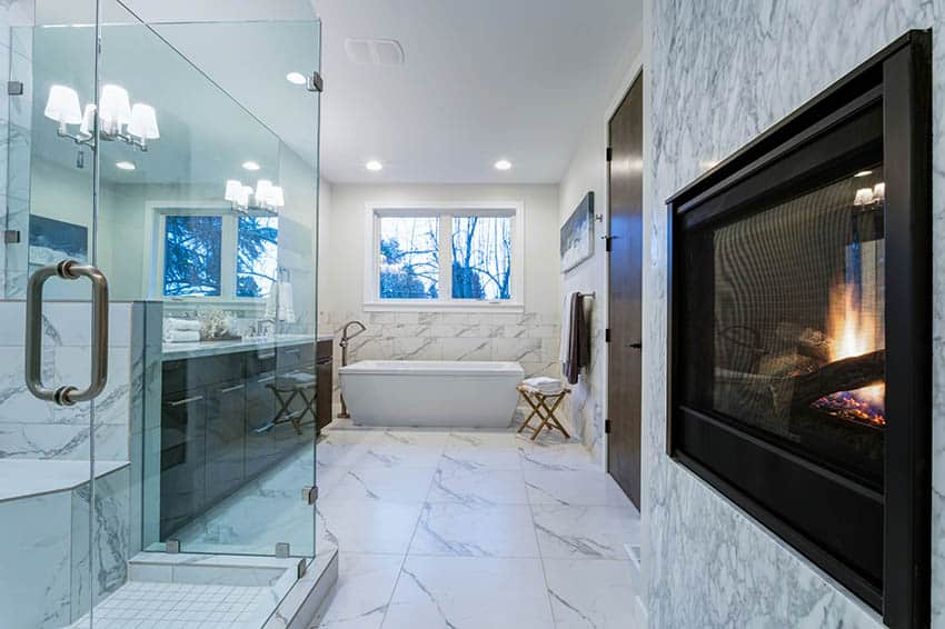 Ванная комната с виниловым полом в мраморном стиле