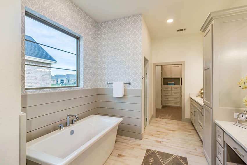 Ванная комната с виниловым полом под дерево, серыми стенами внахлест и узорчатыми обоями