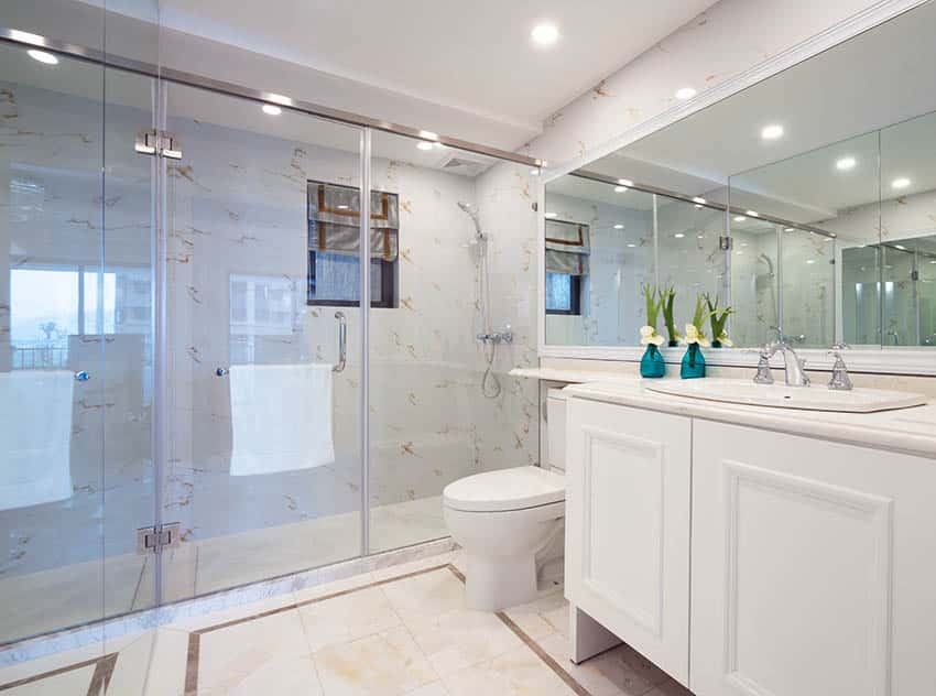 Ванная комната с кварцевыми душевыми стенами, белая тумба