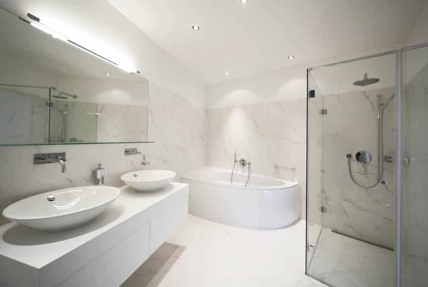 Ванная комната с кварцевыми стенами, душевая кабина, двойная раковина с туалетным столиком