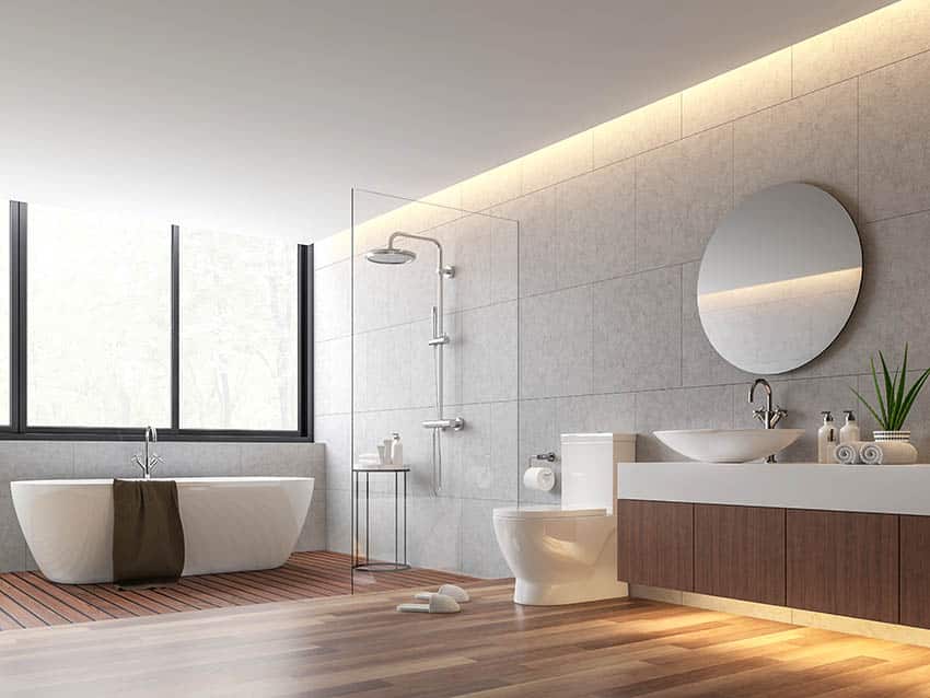 Современная ванная комната с душевой кабиной, полом из тикового дерева и отдельно стоящей ванной.