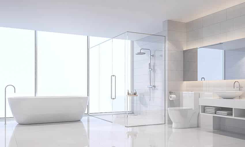 Ванная комната с безбарьерным душем рядом с отдельно стоящей ванной