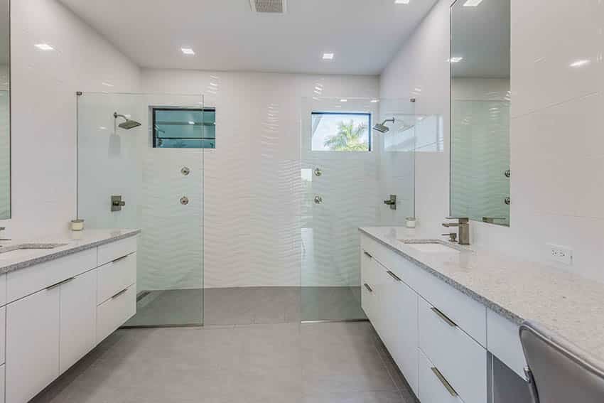 Дизайн ванной комнаты с двойной душевой кабиной