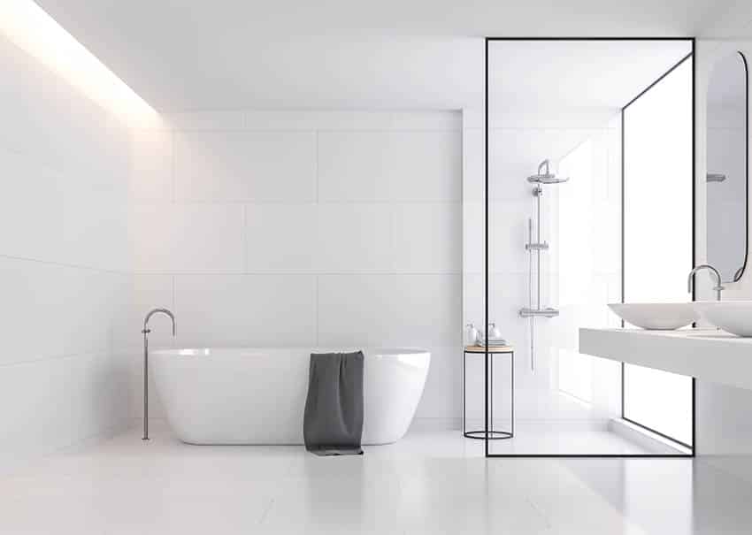 Дизайн ванной комнаты с душевой кабиной со стеклянной перегородкой и отдельно стоящей ванной