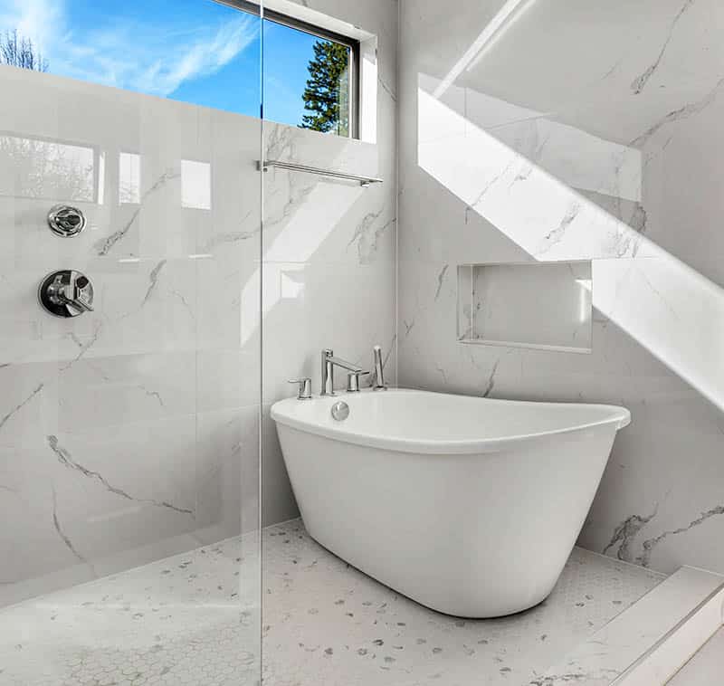 Ванная комната с мокрым полом из белой плитки с душевой кабиной, пол из керамогранита