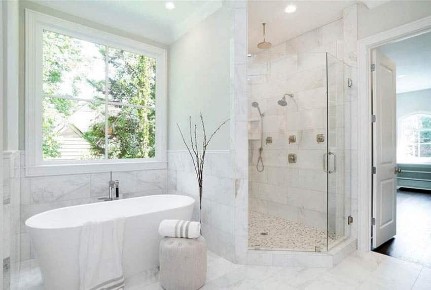 Красивая ванная комната с душевой кабиной, отдельно стоящая ванна из белой плитки
