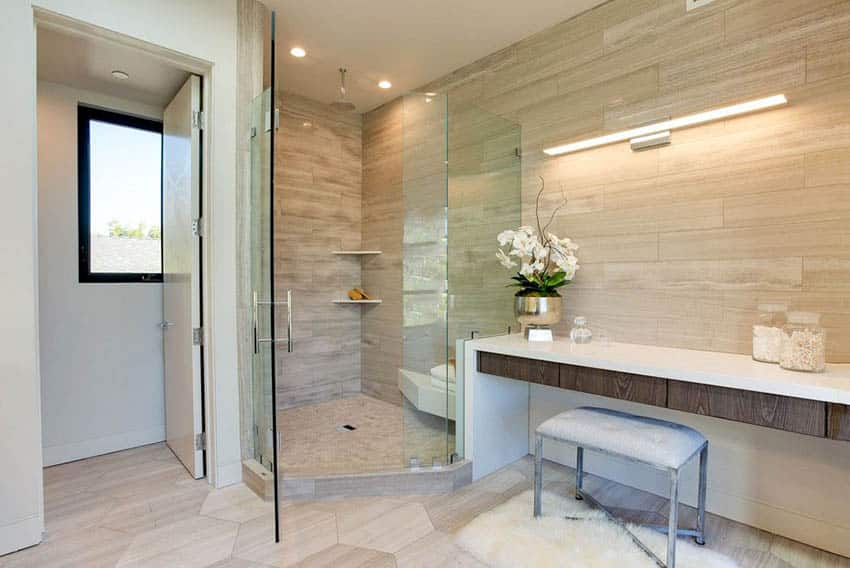 Угловой душ с душевой кабиной из керамогранита и туалетным столиком для макияжа