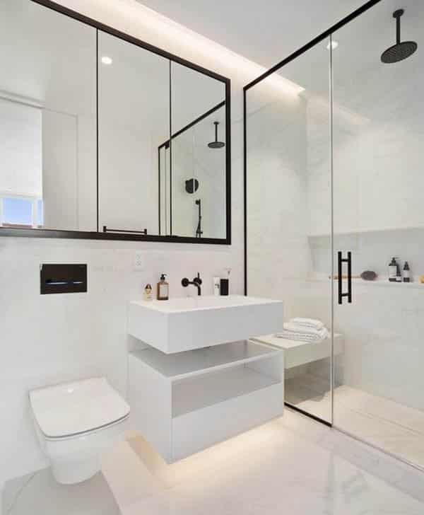 Современный душ в ванной с плавающей скамьей