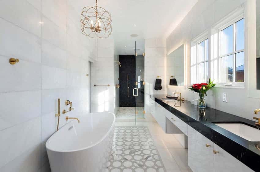 Ванная комната с белой плиткой и душевой кабиной на стене из черной плитки