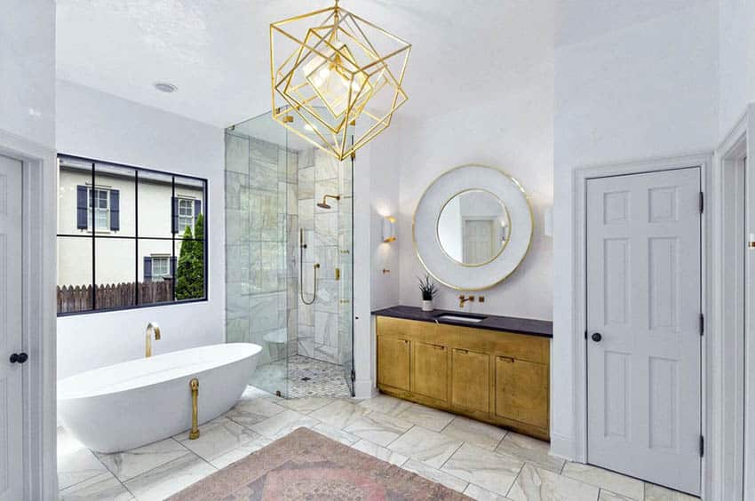 Ванная комната с душевой кабиной с золотой отделкой, современная люстра