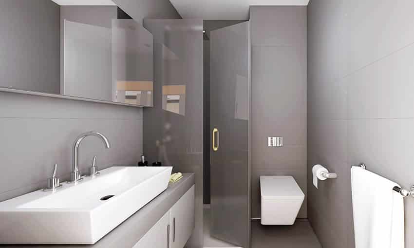 Размещение держателя туалетной бумаги в небольшой современной ванной комнате