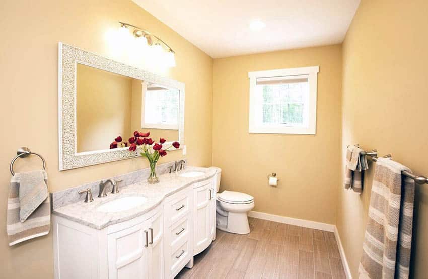 Ванная комната с желтой краской пустыни и бежевой напольной плиткой