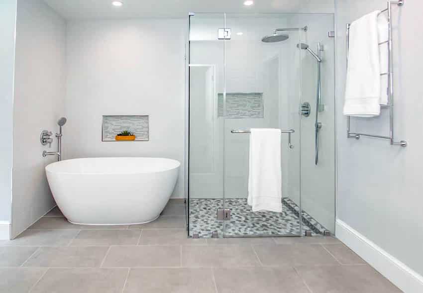 Ванная комната со светло-серой краской для стен и бежевой напольной плиткой