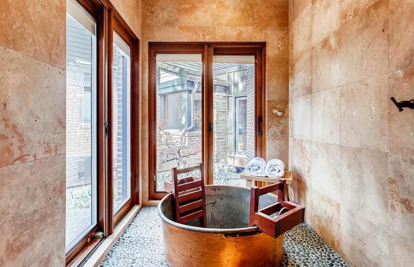 Японская медная ванна, ванная комната с речным каменным полом