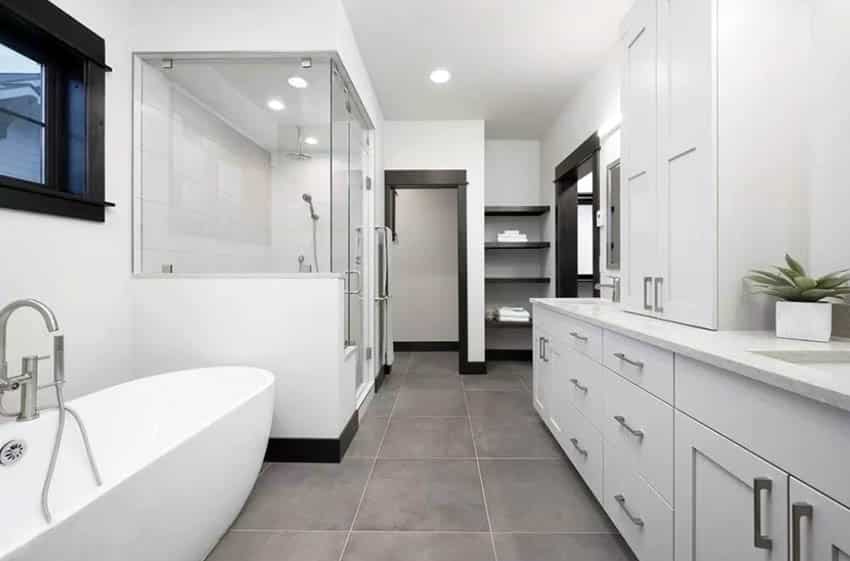 Главная ванная комната с паровым душем и белым туалетным столиком с дверными рамами из темного дерева