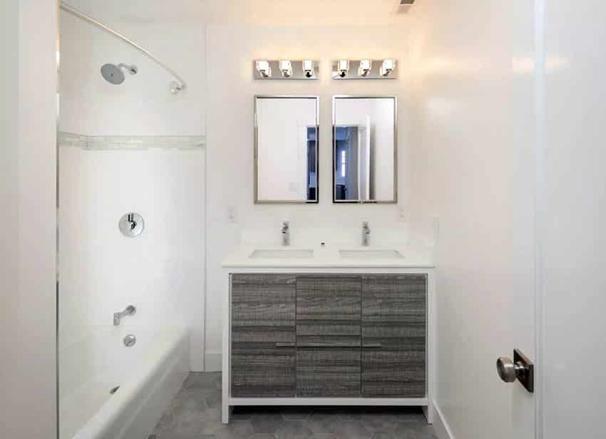 Небольшая ванная комната с душевой кабиной