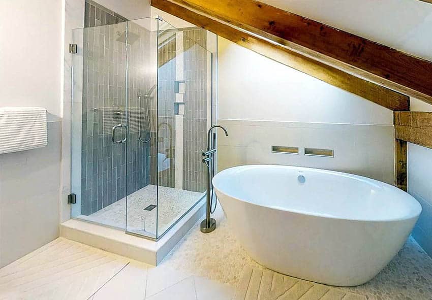 Мансардный душ в ванной с плиткой из яванской гальки
