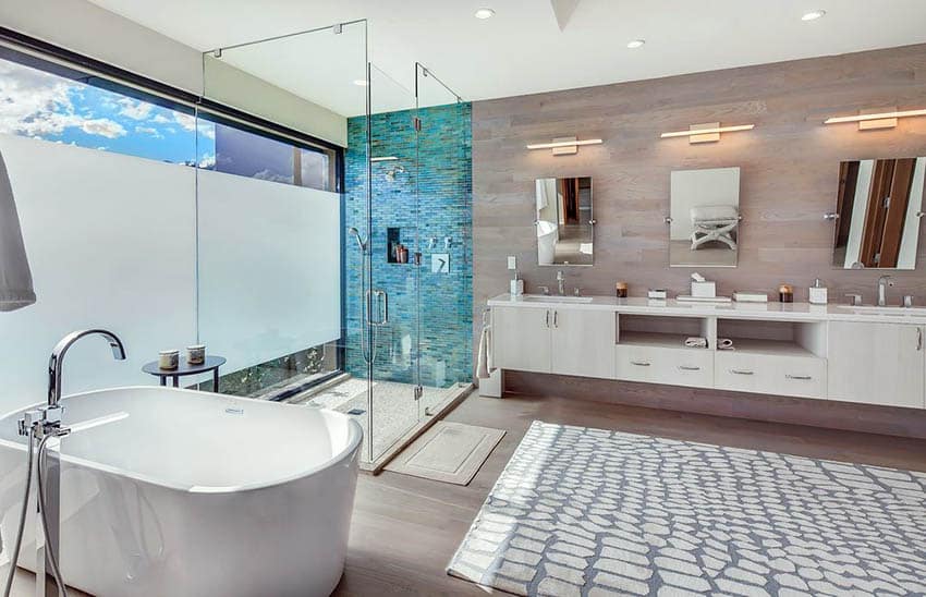 Современная ванная комната с отдельно стоящей ванной из галечной плитки