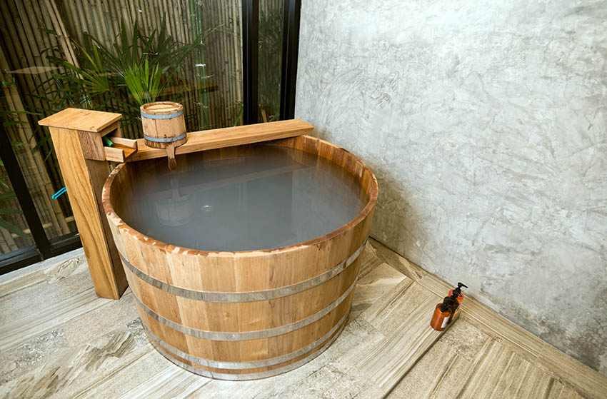 Деревянная японская ванна на открытом воздухе