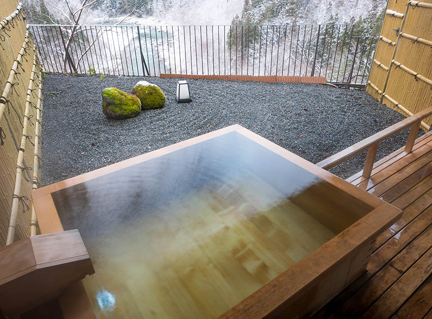 Открытая японская ванна с видом на сад камней