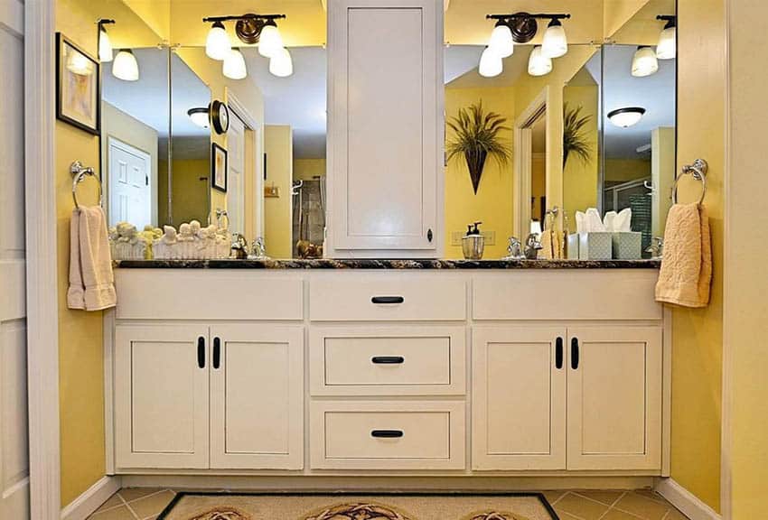 Небольшая ванная комната с ярко-желтым цветом краски и белым тщеславием