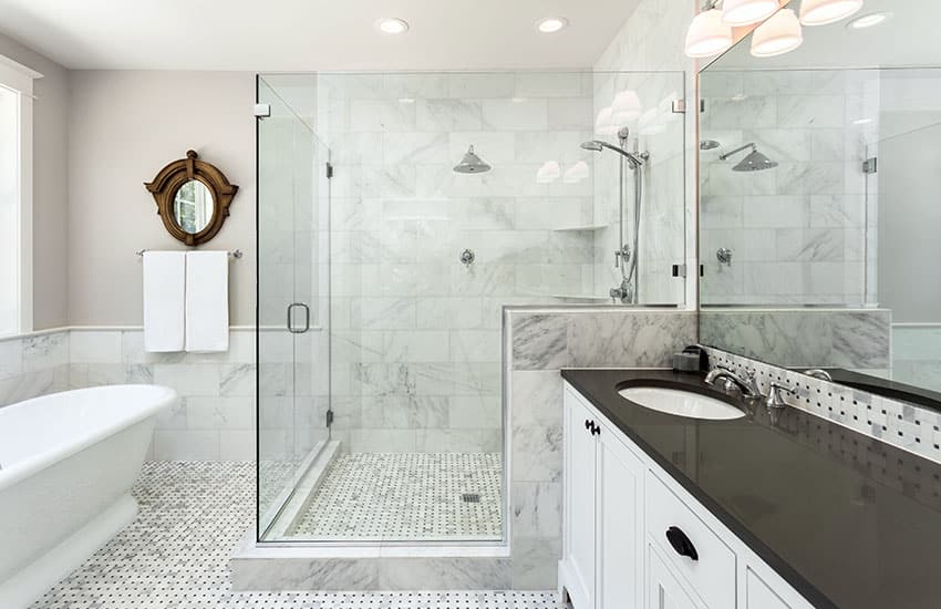 Белая ванная комната с бескаркасным дверным душем с прозрачным стеклом