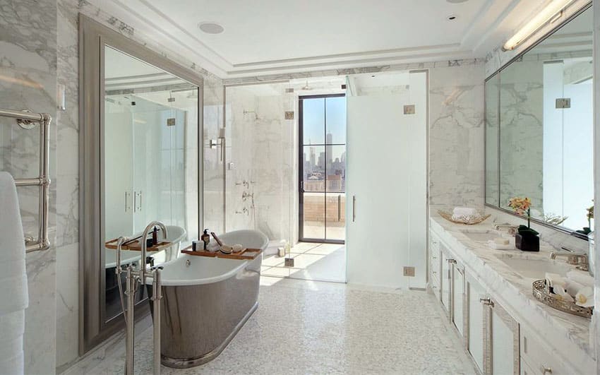 Роскошная главная ванная комната с безрамным душем и матовым стеклом