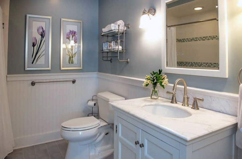 Ванная комната в коттедже с обшивкой стен синей краской и столешницей из мраморной раковины