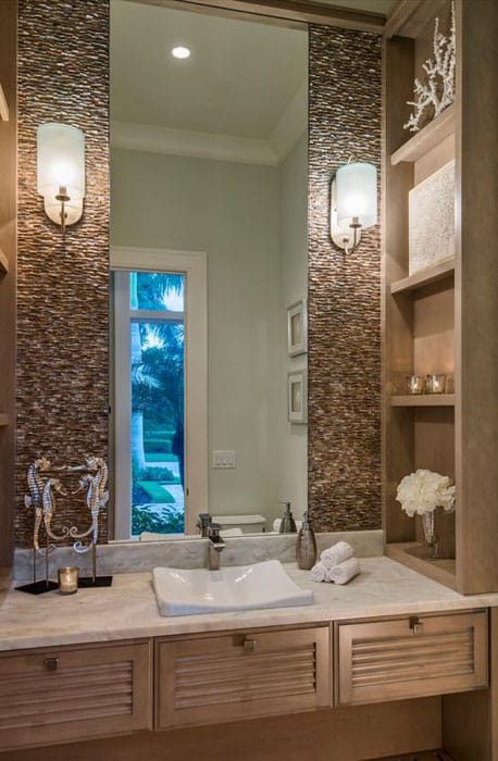 Современная ванная комната с компактным дизайном, высоким потолком и открытыми полками над раковиной