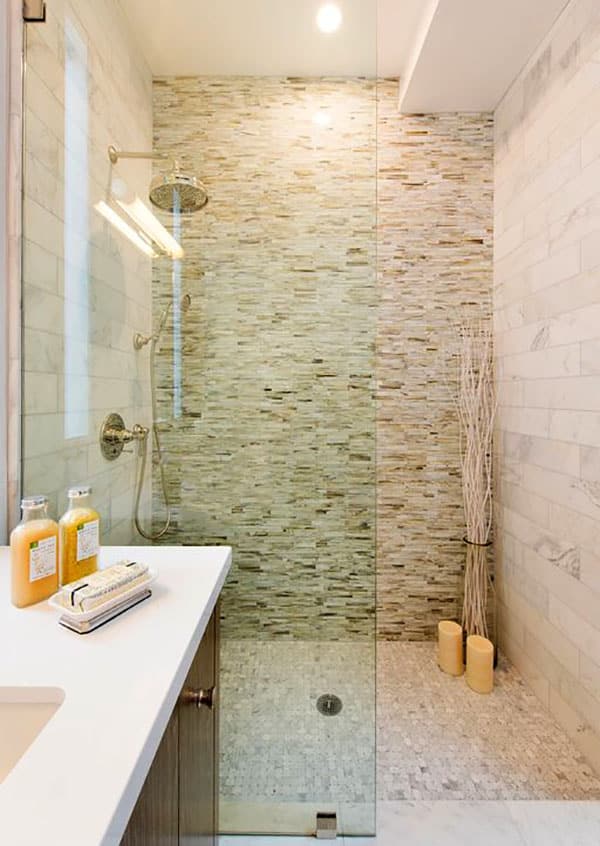 Небольшая современная ванная комната с безбортовым душем