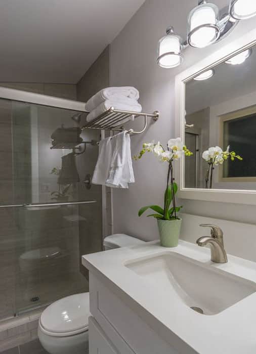 Современная ванная комната с настенной вешалкой для полотенец