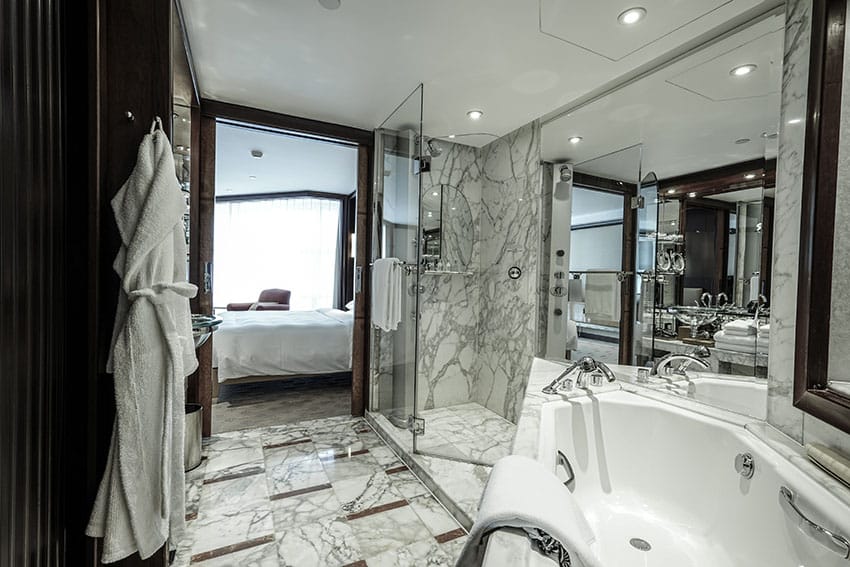 Компактная ванная комната с мраморным полом и душем