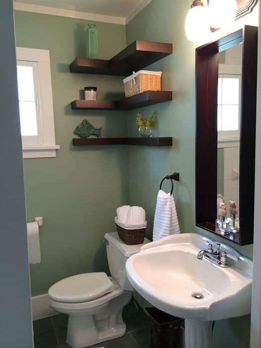 Небольшая ванная комната с деревянным угловым стеллажом