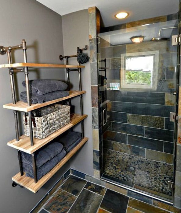 Компактная ванная комната с французскими фабричными стеллажами