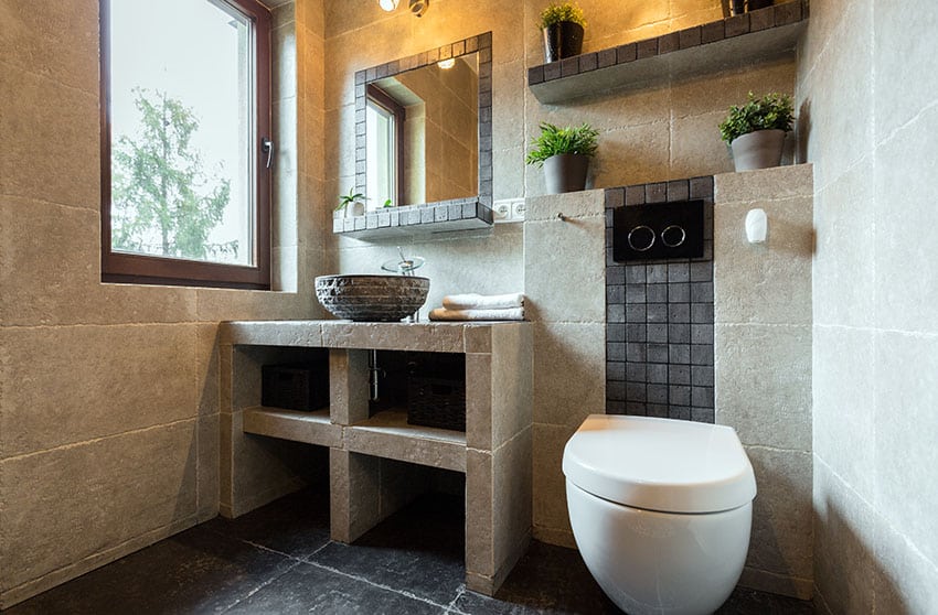 Компактная ванная комната со встроенной бетонной раковиной и полками