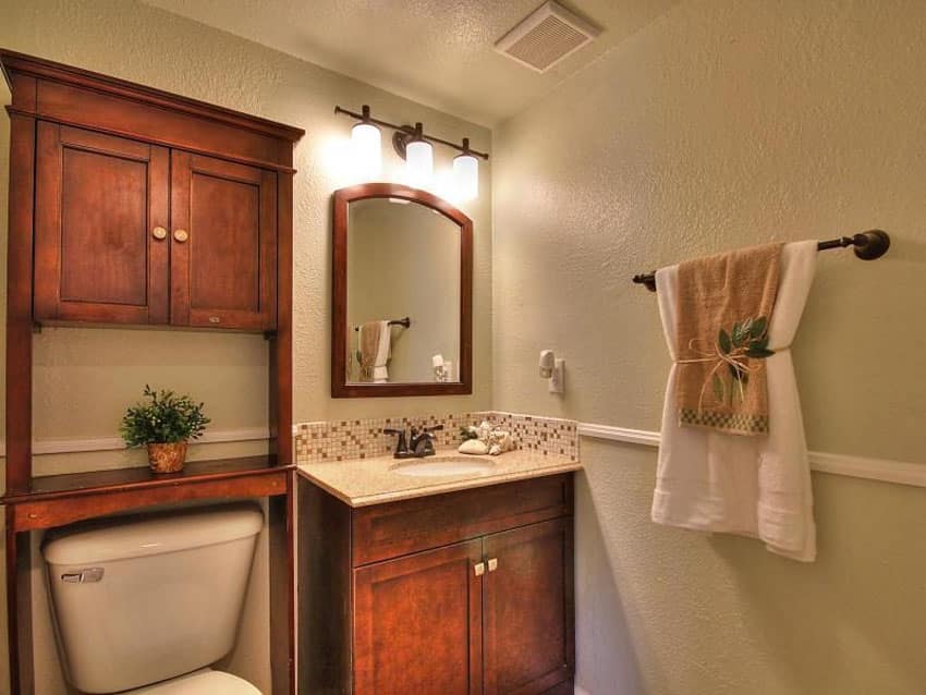Небольшая ванная комната в стиле ремесленника со шкафом для хранения вещей над унитазом