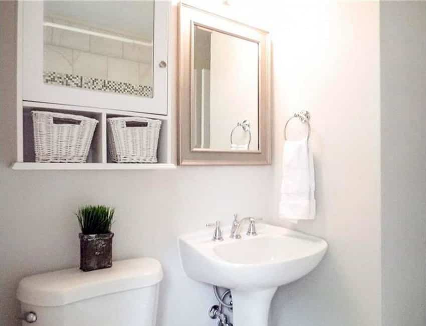 Белая ванная комната с аптечкой с плетеными корзинами