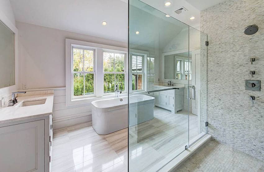 Главная ванная комната с мраморным полом, отделанным деревянными панелями, и душем, выложенным плиткой.